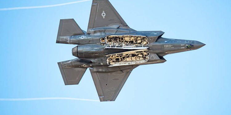 Un F-35 realiza un pase a la bahía de armas durante el entrenamiento del Equipo de Demostración sobre Luke AFB, Ariz. Foto: SrA. Alexander Cook