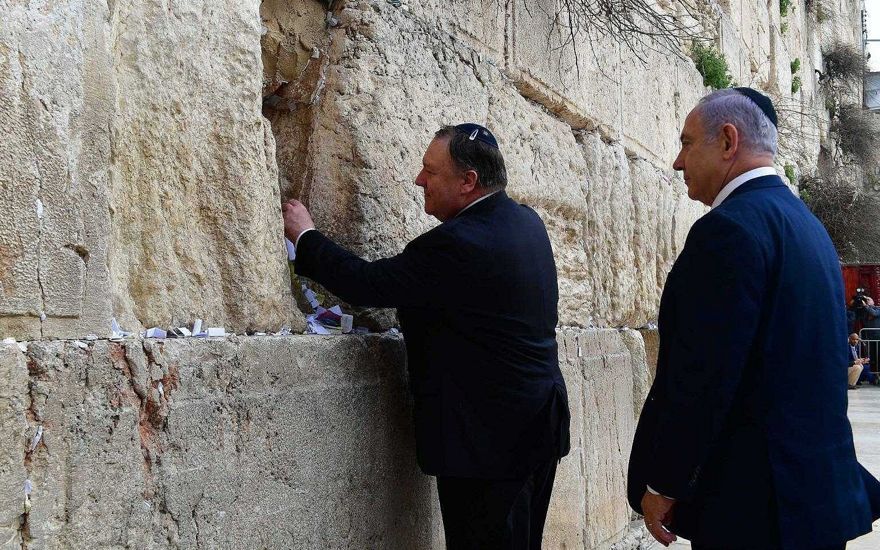 El primer ministro Benjamin Netanyahu (R) y el secretario de Estado de EE. UU. Mike Pompeo (L) en el Muro Occidental en la Ciudad Vieja de Jerusalén el 21 de marzo de 2019, durante el segundo día de la visita de Pompeo como parte de su gira regional de cinco días por el Medio Este. (Kobi Gideon / GPO)