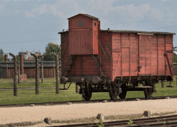 Ciudadano estadounidense acusado de robo de objetos en Auschwitz