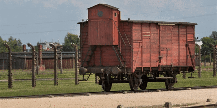 Ciudadano estadounidense acusado de robo de objetos en Auschwitz