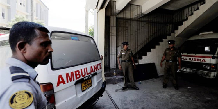 La ambulancia que transportaba a las víctimas de los atentados de Sri Lanka regresa a la morgue de la policía en Colombo - REUTERS
