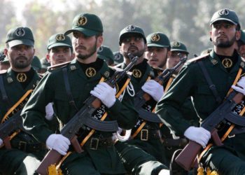 Legisladores iraníes visten uniformes de IRGC y cantan “Muerte a América”