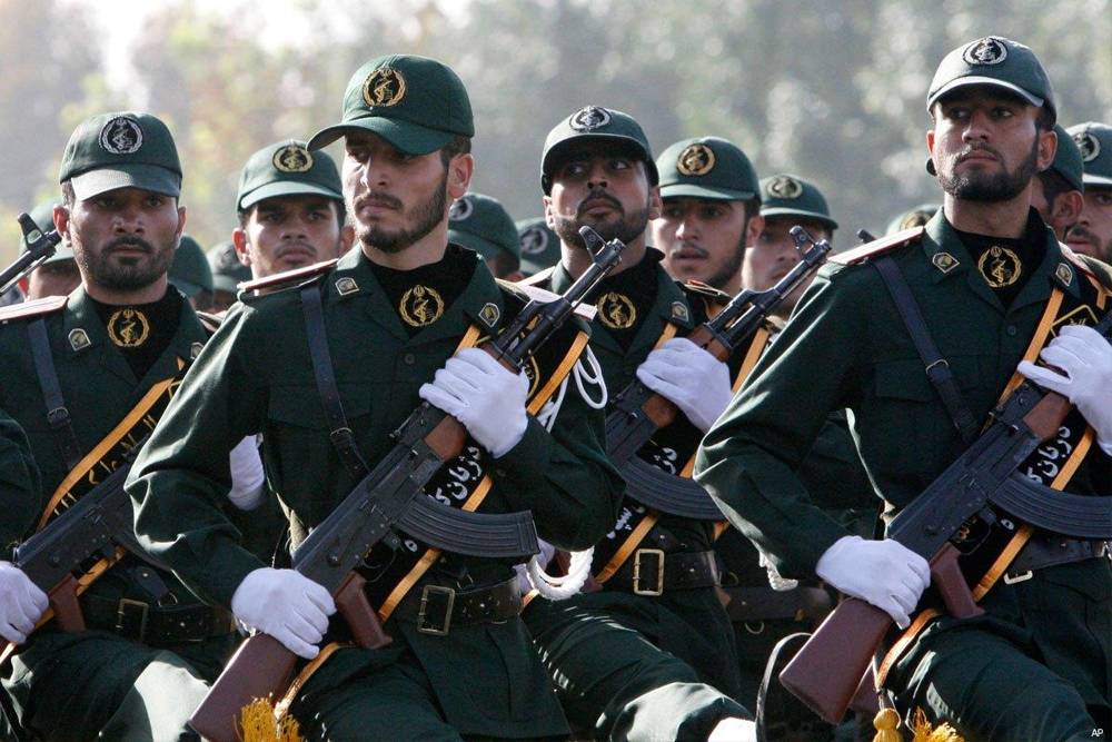 Legisladores iraníes visten uniformes de CGRI y cantan “Muerte a América”