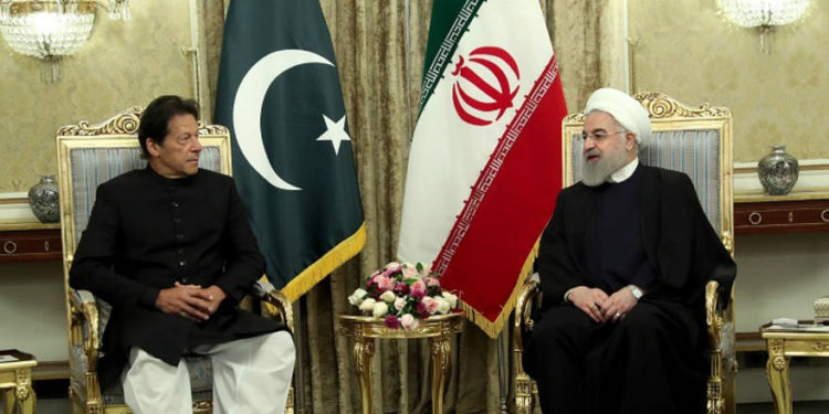 El presidente iraní, Hassan Rouhani, se reúne con el primer ministro pakistaní, Imran Khan, en Teherán, el 22 de abril de 2019. Foto: sitio web oficial del presidente iraní / folleto a través de Reuters.