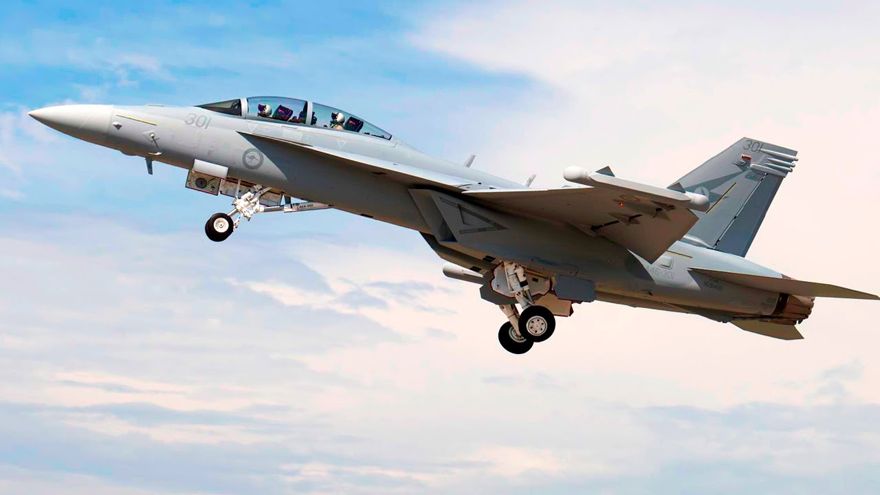 Un Growler EA-18G con una carga completa.