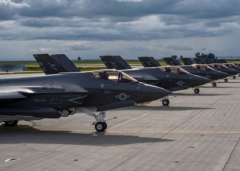 VFA-147 "Argonautas", en la pista de aterrizaje en la Estación Aérea Naval de Lemoore, California, 21 de febrero de 2019. Foto: US Navy