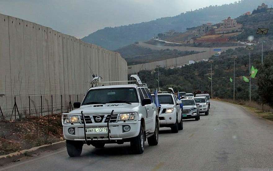 El 4 de diciembre de 2018 (Ali Dia / AFP), los vehículos de la policía militar de las Fuerzas Provisionales de las Naciones Unidas en el Líbano (FPNUL) cruzaron una barrera de separación de concreto entre la aldea del sur de Líbano, Kfar Kila e Israel, en la frontera entre ambos países.