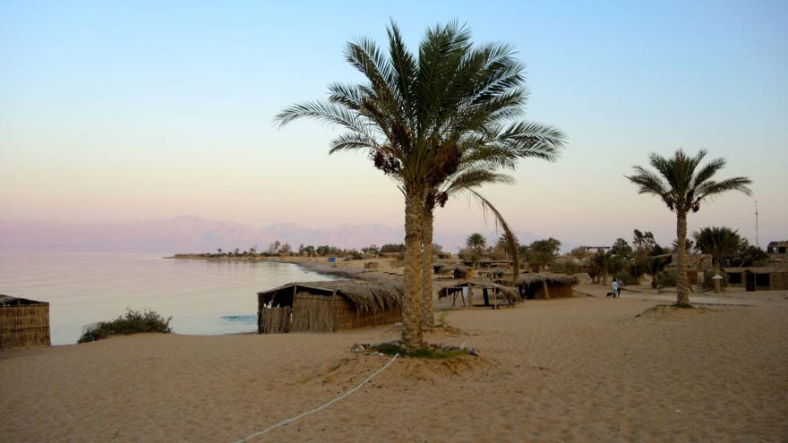 Las simples chozas de paja, que se ven aquí en el campamento de Big Dune Beach el 14 de agosto de 2016, son populares entre los turistas judíos israelíes. Los árabes israelíes y los europeos en general prefieren los hoteles en áreas edificadas en Dahab, Taba y Sharm El Sheikh. (Melanie Lidman / Tiempos de Israel)