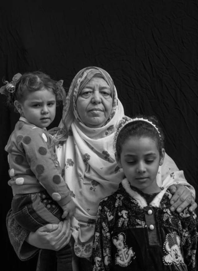 Hawla Mahdi Salah, de 67 años, posa para un retrato con sus nietas Safae Khalid Adnan, de 2, y Hawla Khalid Adnan, de 9, en Mosul, Irak. El 26 de junio de 2017, un ataque aéreo destruyó su hogar mientras estaban dentro. Salah perdió a nueve miembros de la familia en la explosión, incluidos dos hijos y tres nietos, dejándola a cargo de Safae y Hawla, que quedaron huérfanos, junto con otros seis nietos. "Solo Alá sabe si la Ciudad Vieja será reconstruida", dice ella. - Victor J. Blue