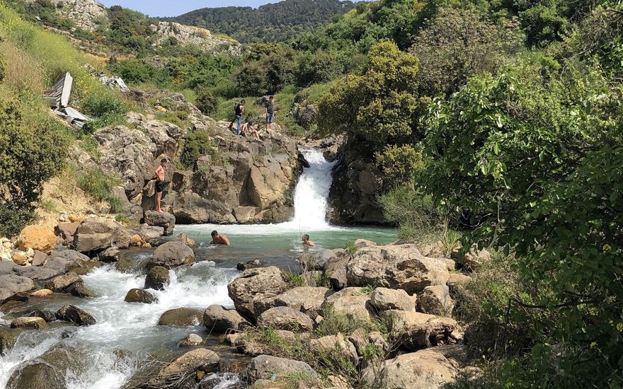 Jóvenes nadando en una zona tranquila del río Sa'ar, Altos del Golán, 14 de abril de 2019. (Sue Surkes / Times of Israel)