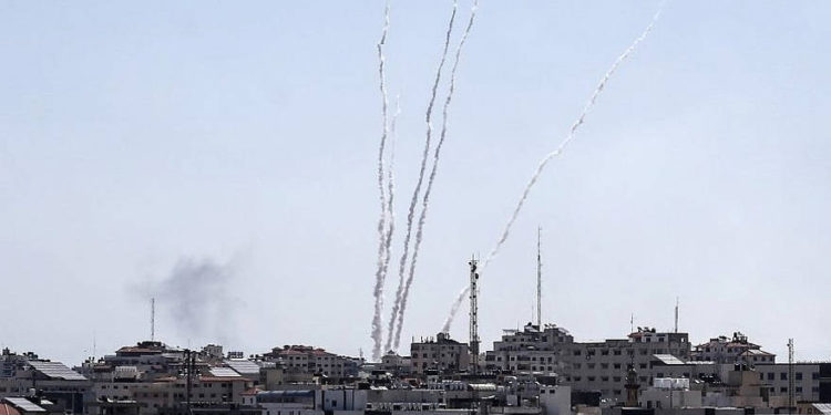 Una fotografía tomada desde la Franja de Gaza el 4 de mayo de 2019 muestra cohetes lanzados hacia Israel (MAHMUD HAMS / AFP)