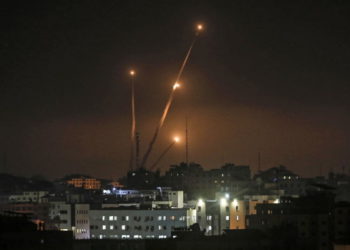 Israel bajo ataque de andanada de cohetes disparados desde Gaza