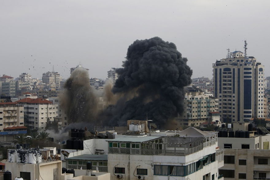 Oleadas de humo de un vecindario objetivo en la ciudad de Gaza durante un ataque aéreo israelí en el enclave palestino administrado por Hamás el 5 de mayo de 2019. (MOHAMMED ABED / AFP)