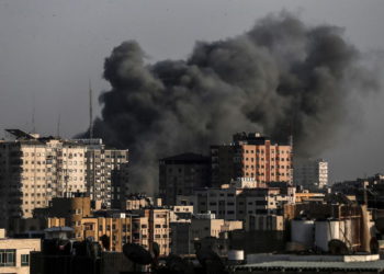 Oleadas de humo de un vecindario objetivo en la ciudad de Gaza durante un ataque aéreo israelí en el enclave palestino administrado por Hamas el 5 de mayo de 2019. (MAHMUD HAMS / AFP)