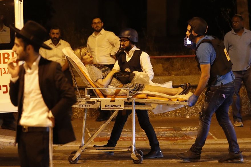 El 5 de mayo de 2019, el personal de emergencia israelí evacuó a una mujer herida del sitio del ataque con cohetes en la ciudad sureña de Ashdod (Ahmad GHARABLI / AFP).