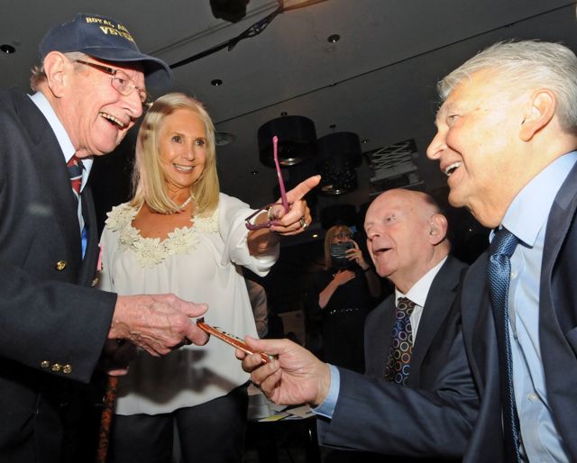 La sargento de vuelo Norman Shepherd, Angela Cohen, Sir ben Helfgott y Harry Spiro en la cena de la 45 Aid Society. Crédito: John Rifkin