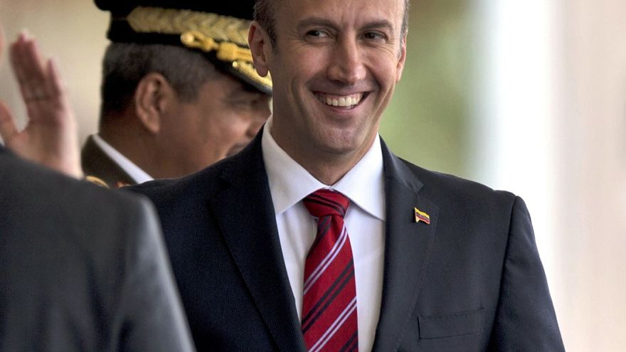 Tareck El Aissami se ha convertido en un miembro de la línea dura del régimen socialista de Maduro, ya que el país sigue en crisis y al borde de una guerra civil total debido a las represiones y la miseria económica. (AP Foto / Fernando Llano, Archivo)