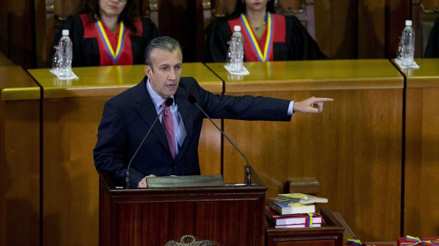 ARCHIVO: en esta foto de archivo del 3 de marzo de 2017, el vicepresidente de Venezuela, Tareck El Aissami, centro, entrega su informe sobre el estado de la nación en la Corte Suprema de Caracas, Venezuela. Los cargos se revelaron el viernes 8 de marzo de 2019 contra el ex vicepresidente venezolano en el tribunal federal de Nueva York cuando las autoridades lo acusaron de usar su oficina para ayudar a los narcotraficantes internacionales. (Foto AP / Ariana Cubillos, Archivo)