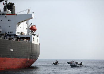 Barcos de la Armada de los Emiratos Árabes Unidos junto a un petrolero saudí frente al puerto de Fujairah, Emiratos Árabes Unidos, lunes | Foto: Reuters / Satish Kumar