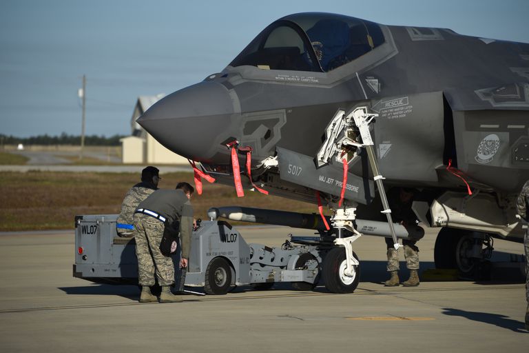 Un misil aire-aire AIM-120 AMRAAM se carga en un F-35A de la Fuerza Aérea de los EE. UU.