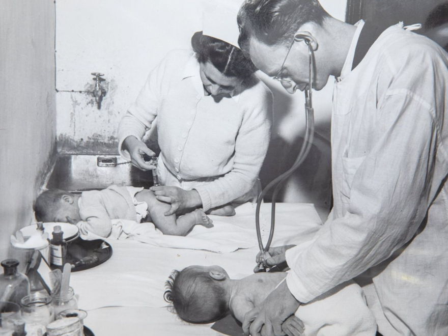 Cuidado de niños en un campamento de refugiados cerca de Tel Aviv, el 29 de marzo de 1948. David Boyer / ACME