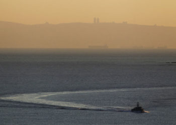 n barco naval israelí navega en el mar Mediterráneo cerca de la frontera con el Líbano, como el Monte Carmelo y la ciudad israelí de Haifa se ven al fondo el 16 de diciembre de 2013. (Crédito de la foto: REUTERS / AMIR COHEN)