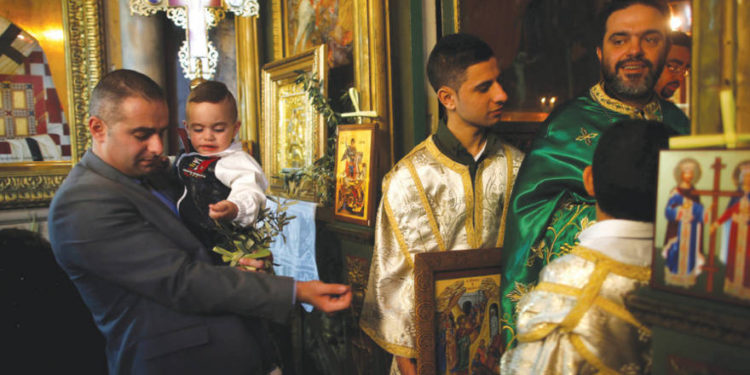 Los cristianos palestinos asisten a un servicio el domingo de Pascua, 1 de abril, en la iglesia de San Porfirios en la ciudad de Gaza. (Crédito de la foto: REUTERS)