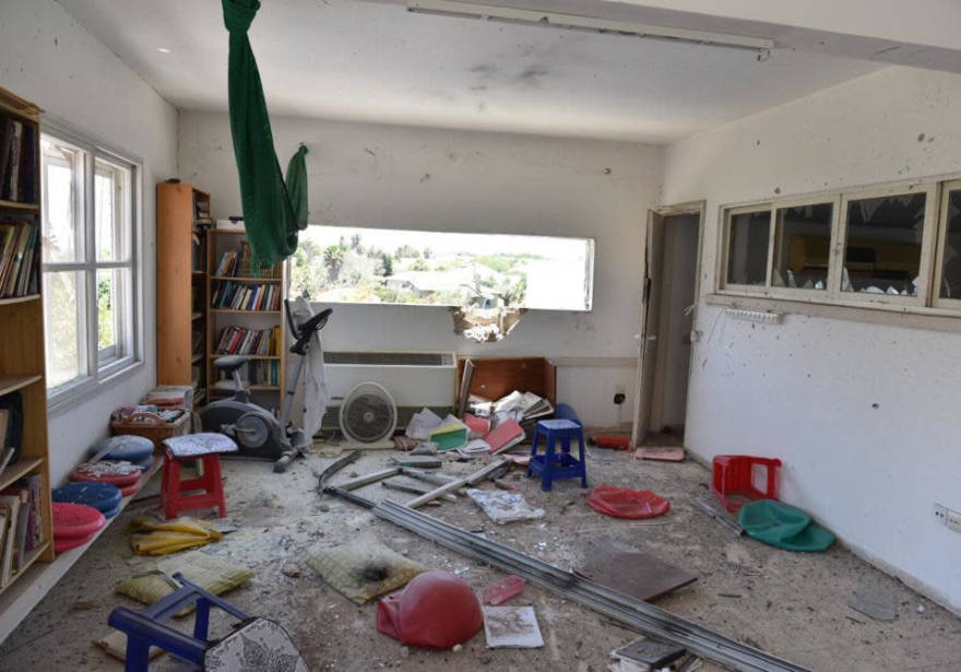 a casa en Ashkelon golpeada por un cohete disparado desde Gaza. (Crédito de la foto: UNIDAD DE VOZ POLICÍA)