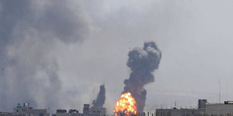 Una bola de fuego se ve durante los ataques aéreos israelíes en Gaza el 4 de mayo de 2019. (Crédito de la foto: REUTERS / MOHAMMED SALEM)