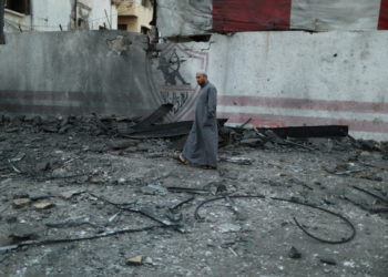 Un hombre palestino camina a través de escombros esparcidos desde un edificio destruido por ataques aéreos israelíes, en la ciudad de Gaza, el 5 de mayo de 2019. (Crédito de la foto: SUHAIB SALEM / REUTERS)