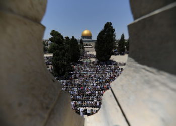 La Cúpula de la Roca se ve en el fondo mientras los palestinos rezan el primer viernes de Ramadán en 2018. (Crédito de la foto: AMMAR AWAD / REUTERS)