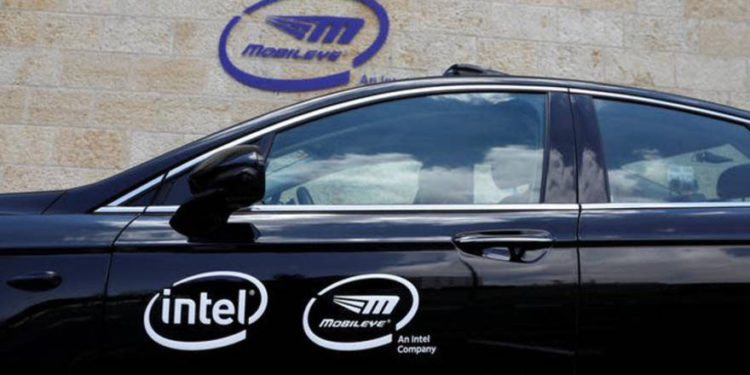 Vista general de un vehículo de prueba de conducción autónoma Mobileye, en la sede de Mobileye en Jerusalén. (Crédito de la foto: REUTERS / Ronen Zvulun)