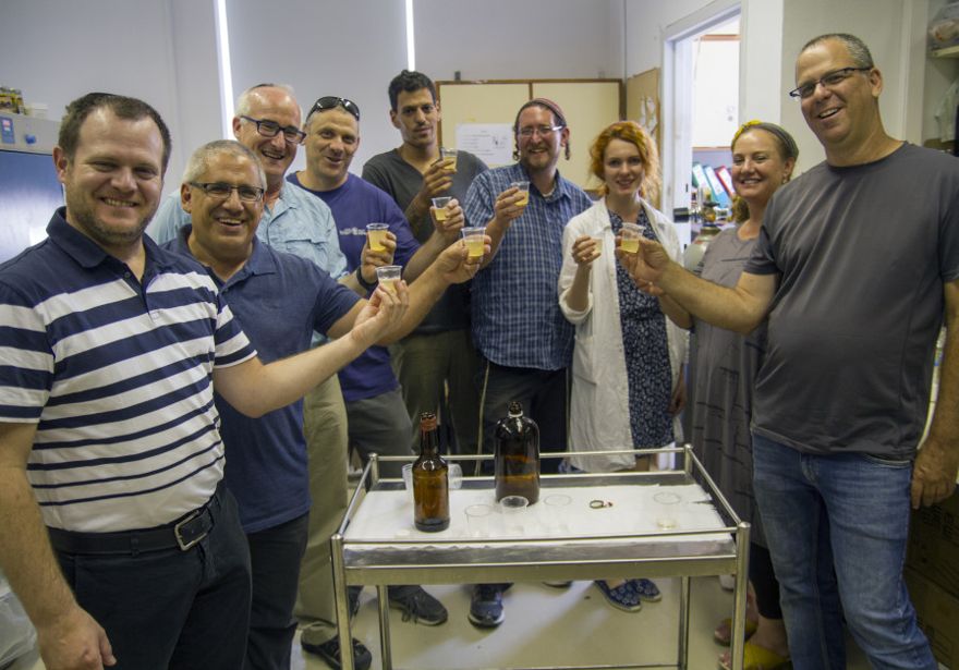 Examinando una muestra en los laboratorios del Centro Médico Hadassah y la Escuela de Medicina Dental de la Universidad Hebrea de Jerusalén. (Yaniv Berman / IAA)