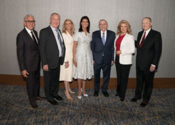 Robert Hartman SWC Trustee, Stuart Isen SWC Trustee, Dawn Arnall SWC Board of Trustees y Presidente de MOTJ Capital Campaign, Nikki Haley Ex embajadora de los EE. UU., Rabbi Hier SWC Fundador y Decano, Mary Hart y Burt Sugarman SWC. (Crédito de la foto: SIMON WIESENTHAL CENTRE)