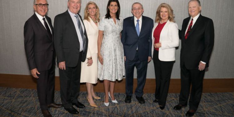 Robert Hartman SWC Trustee, Stuart Isen SWC Trustee, Dawn Arnall SWC Board of Trustees y Presidente de MOTJ Capital Campaign, Nikki Haley Ex embajadora de los EE. UU., Rabbi Hier SWC Fundador y Decano, Mary Hart y Burt Sugarman SWC. (Crédito de la foto: SIMON WIESENTHAL CENTRE)