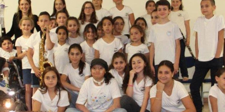 Estudiantes de la Escuela Agron en Jerusalén en el centro de rehabilitación del hospital ALYN se unen para un concierto musical, mayo de 2019. (Crédito de la foto: NOA ARAD)