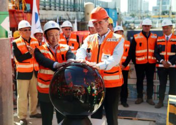 Yisrael Katz (frente), el Ministro de Transporte de Israel y empleados de la Corporación de Ingeniería Ferroviaria de China, participan en un evento que marca el inicio de los trabajos de construcción subterránea del tren ligero, utilizando una Tunnel Boring Machine (TBM), en Tel Aviv, en 2017. (Crédito de la foto: BAZ RATNER / REUTERS)