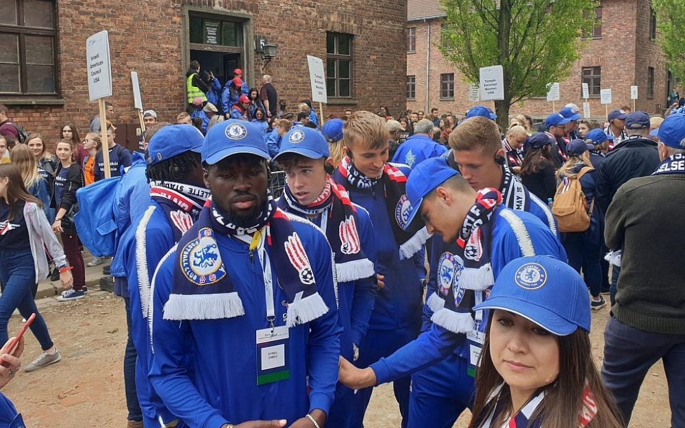 Los jugadores de la división sub-18 del club de fútbol británico de Chelsea asisten a un evento de March of the Living en el antiguo campo nazi de Auschwitz en Polonia, 2 de mayo de 2019. (Cnaan Liphshiz / JTA)