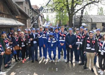 Los jugadores del equipo MLS de New England Revolution se unen a los jugadores del Chelsea en Auschwitz, 2 de mayo de 2019. (Cortesía de March of the Living)