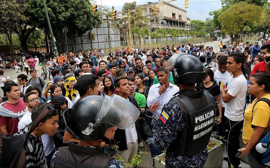 Los estudiantes discuten con los oficiales de policía durante un mitin en apoyo del líder de la oposición Juan Guaido y contra Nicolas Maduro en la Universidad Central de Venezuela en Caracas, Venezuela, 2 de mayo de 2019. (Edilzon Gamez / Getty Images / vía JTA)