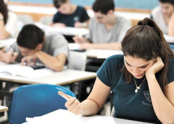 Dos estudiantes arrestados por atacar a maestra en escuela de Beer Sheva