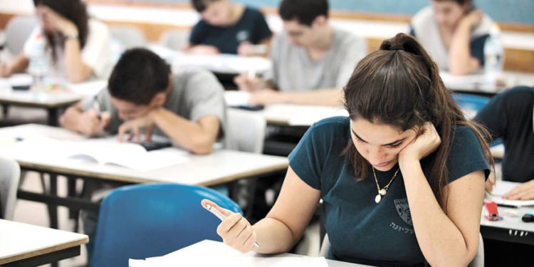 Dos estudiantes arrestados por atacar a maestra en escuela de Beer Sheva