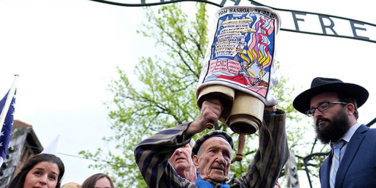 Los “cazadores de nazis” modernos luchan contra el antisemitismo en línea