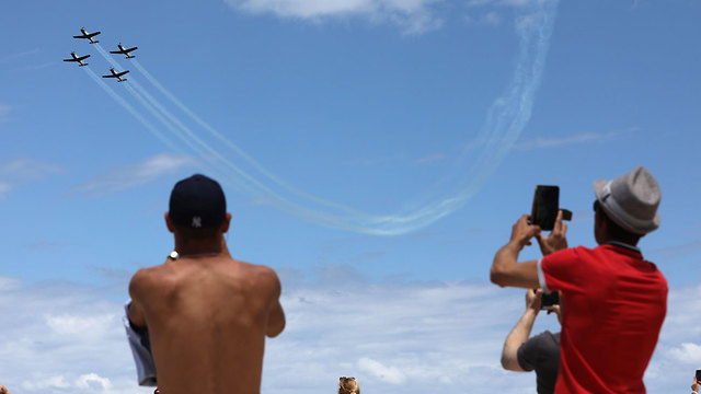 Israelíes observando aeronaves de la IAF (Foto: EPA)