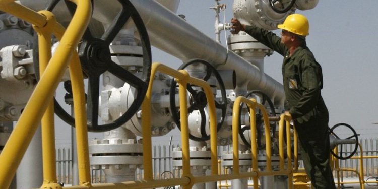 Un técnico petrolero iraní en el campo petrolífero de Azadegan, cerca de Ahvaz, Irán | Foto: AP / Vahid Salemi