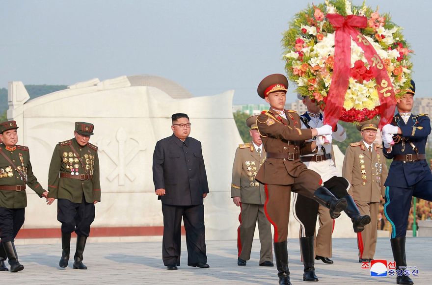 En esta foto del 26 de julio de 2018, proporcionada el 27 de julio por el gobierno norcoreano, el líder norcoreano Kim Jong Un, visita las tumbas, en el 65 aniversario de la firma del armisticio de alto el fuego que termina la lucha en el Guerra de Corea, en Pyongyang. (Agencia Central de Noticias de Corea / Servicio de Noticias de Corea a través de AP)