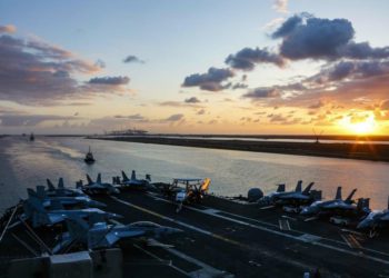 En esta foto del 9 de mayo de 2019 publicada por la Marina de los Estados Unidos, el portaaviones de la clase Nimitz USS Abraham Lincoln transita el Canal de Suez en Egipto. (Especialista en comunicación masiva Seaman Dan Snow, US Navy a través de AP)