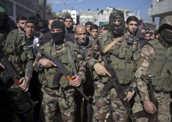 Hombres armados enmascarados participan en el funeral de Mahmoud al-Nabahin, miembro del ala militar de Hamas, en el campamento de refugiados de Buriej, en el centro de la Franja de Gaza, el 23 de enero de 2019. (Foto AP / Khalil Hamra)