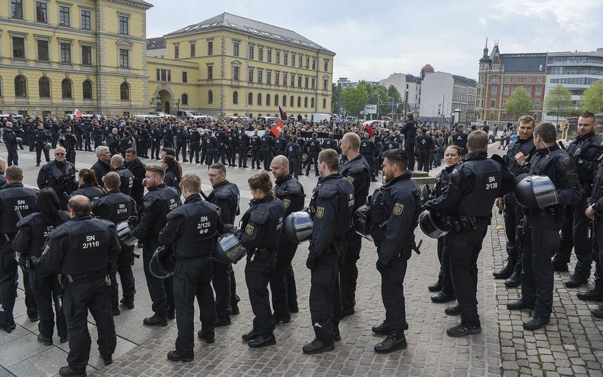 La policía asegura la manifestación del partido de extrema derecha 'Rise of German Patriots' en Leipzig, Alemania, 1 de mayo de 2019. (Heiko Rebsch / dpa a través de AP)