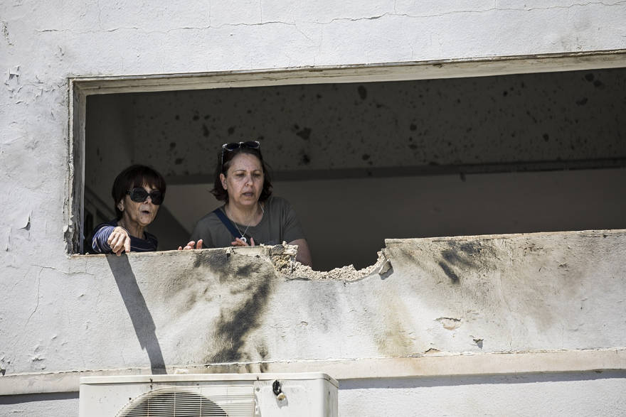 Las mujeres observan el daño causado por un cohete disparado desde Gaza que golpeó una casa en el sur de Israel cerca de la frontera con Gaza, sábado 4 de mayo de 2019 (AP Photo / Tsafrir Abayov)